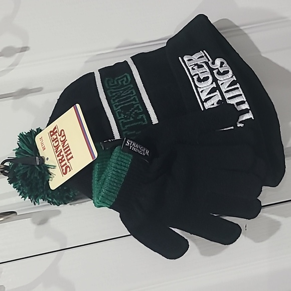 Sranger things toque and gloves for kids - Picture 1 of 2